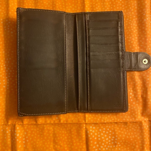 Authentic Gucci Wallet with heart clasp - Picture 3 of 7